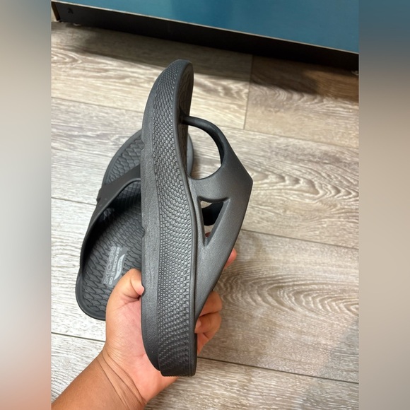 Skechers Men's Black Textured Flip Flops - Picture 4 of 10